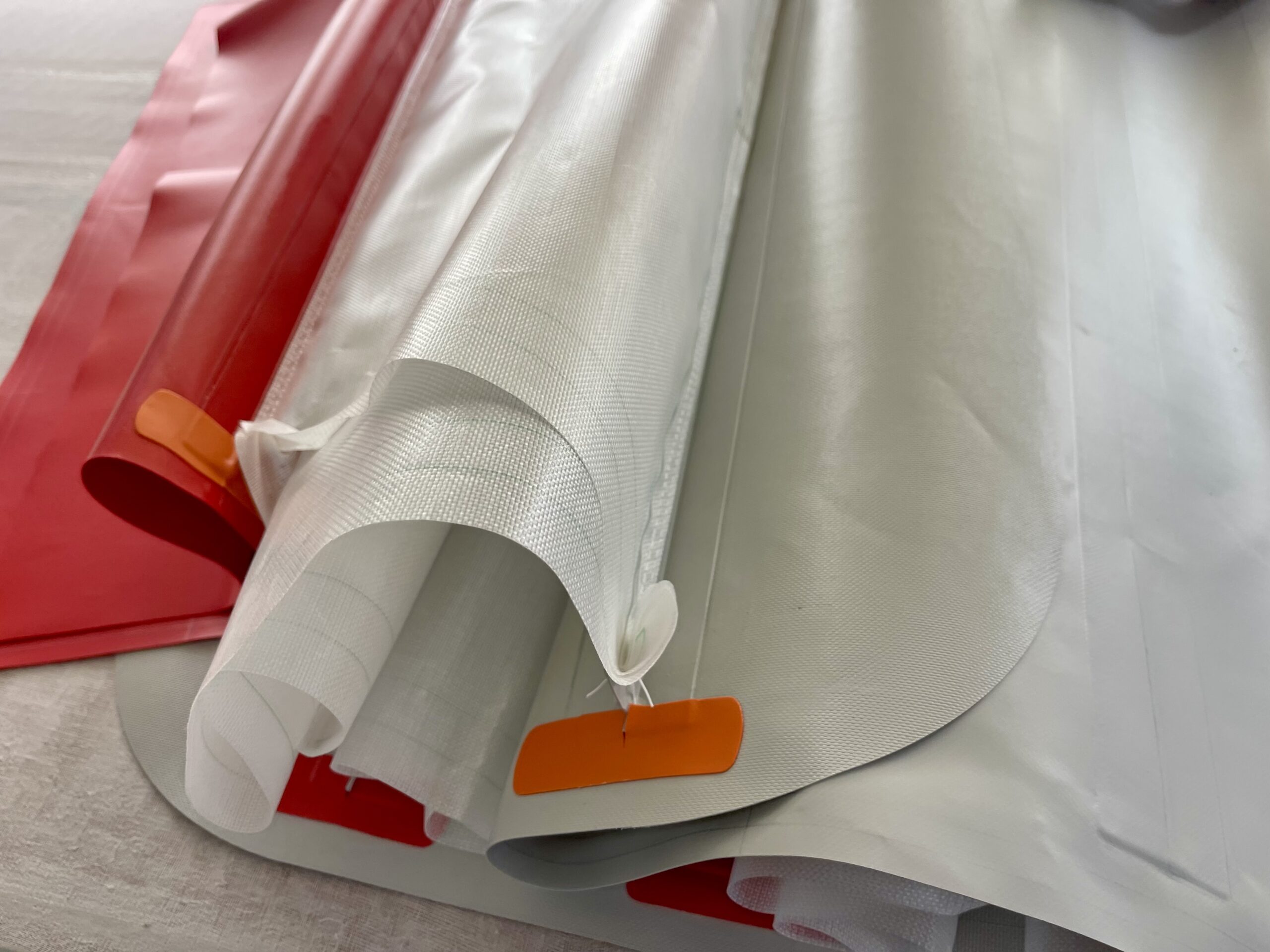 エア遊具の内部構造と縫製・補強部分の製法イメージ