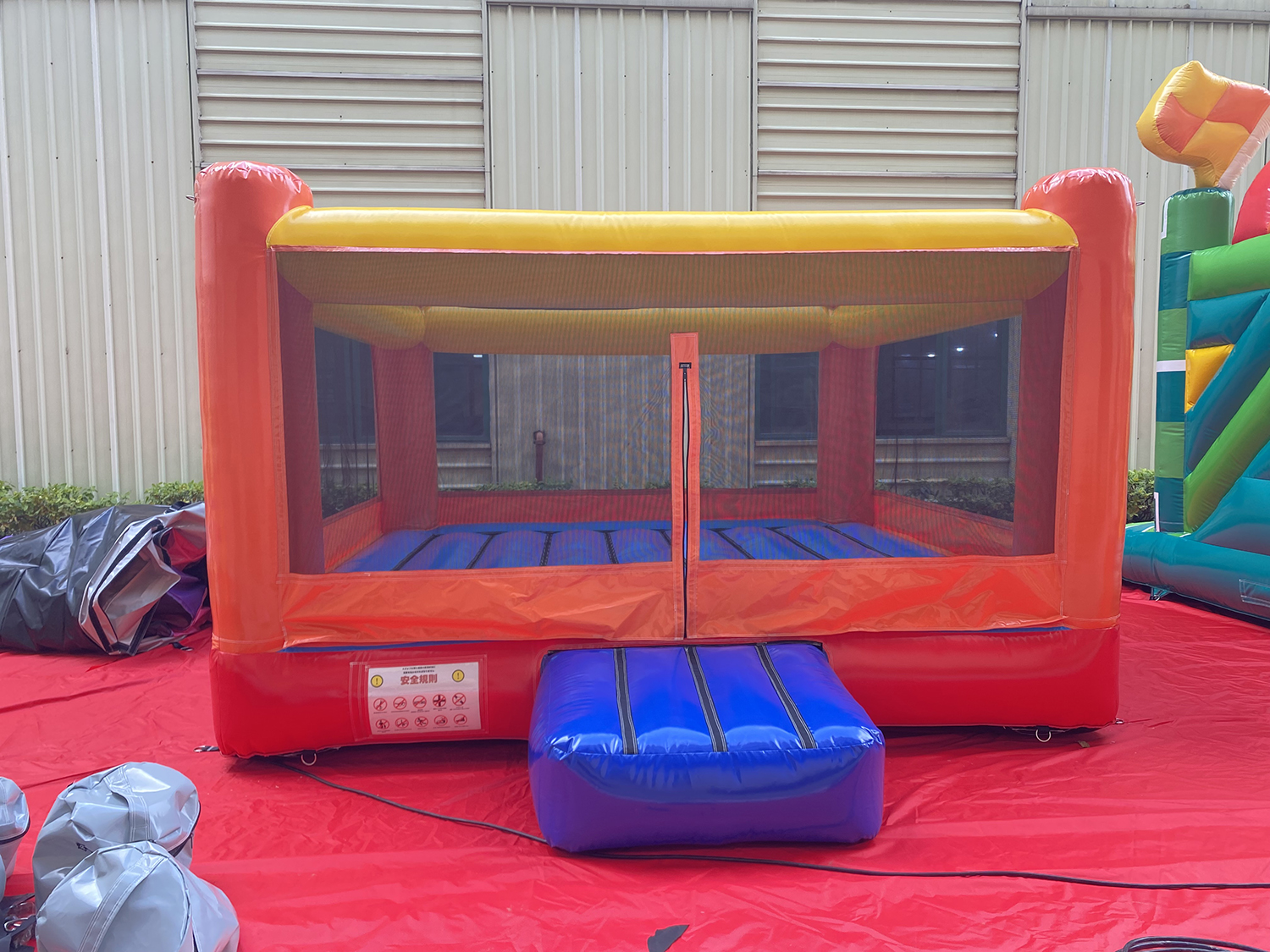 バウンサーエア遊具